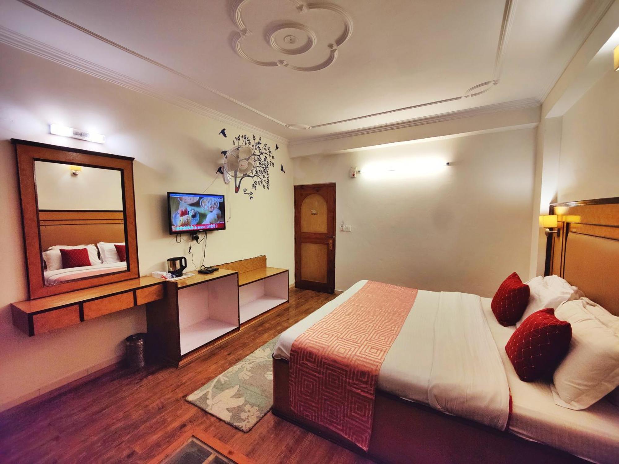 Surya International Hotel Manali Near Mall Road Экстерьер фото