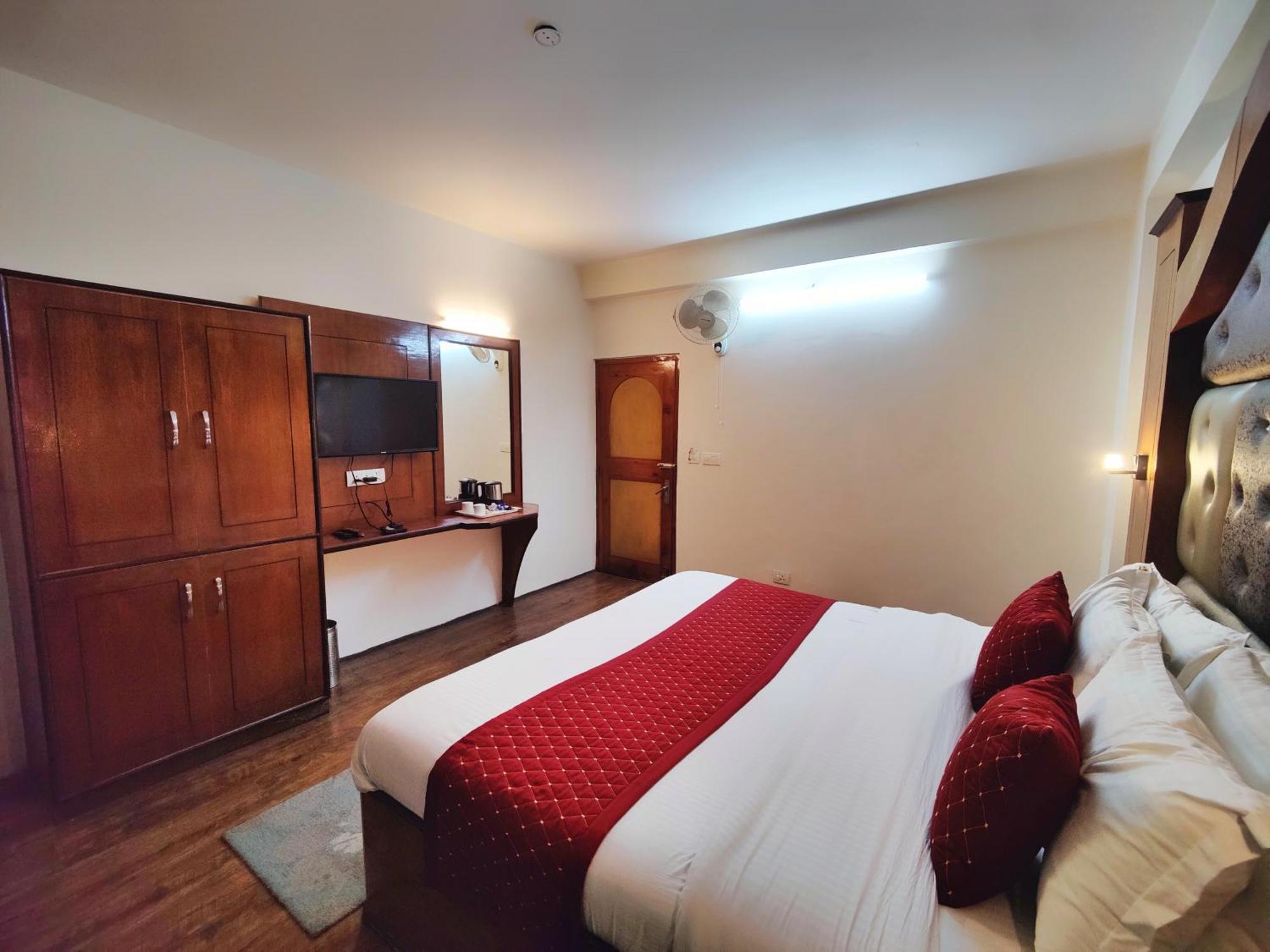 Surya International Hotel Manali Near Mall Road Экстерьер фото